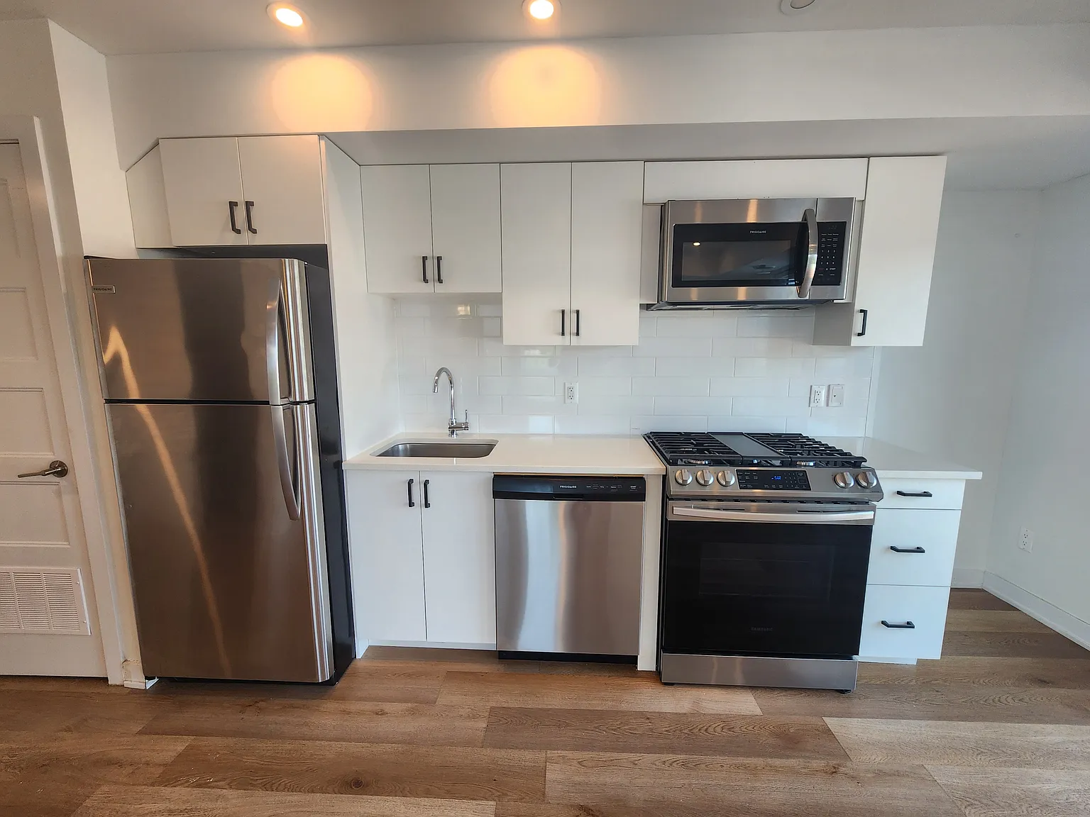 689 Churchill Avenue North — Photo 2