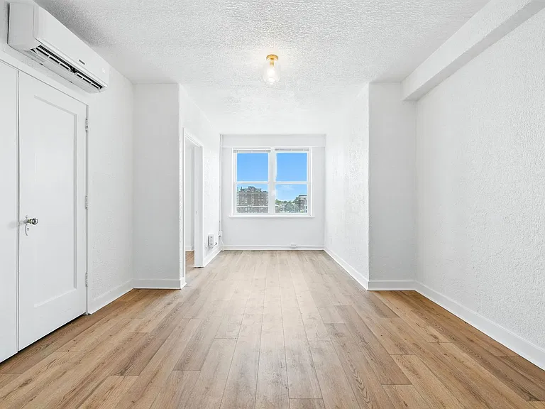 St. Regis Apartments — Photo 15