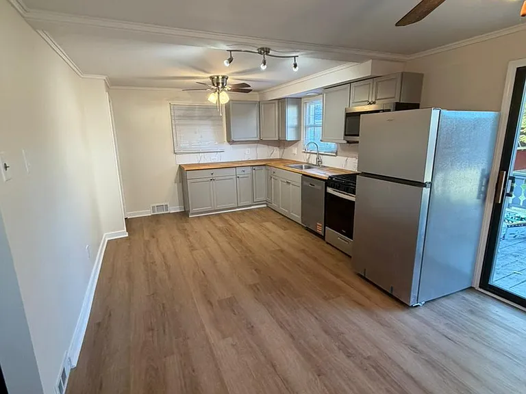 605 Thompson Ave — Photo 14