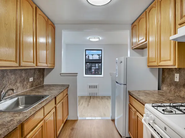 3255 Randall Avenue image 2 of 6