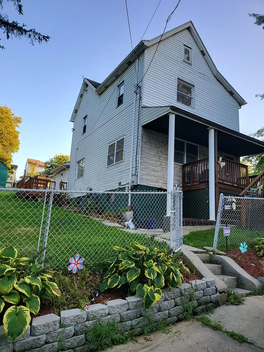 570 Ewing St photo 1