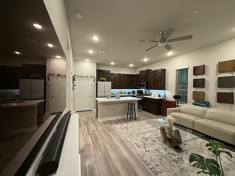 1321 Pebblebrook Ln — Photo 2