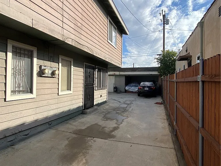 1518 Norman Pl — Photo 1