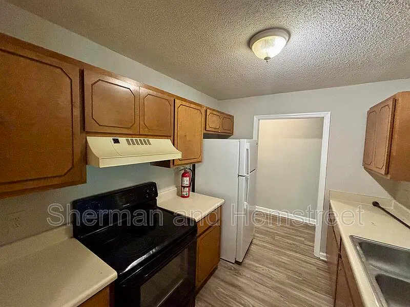 3 bed, 2.0 bath, 1200 sqft, $1,100 — Photo 2