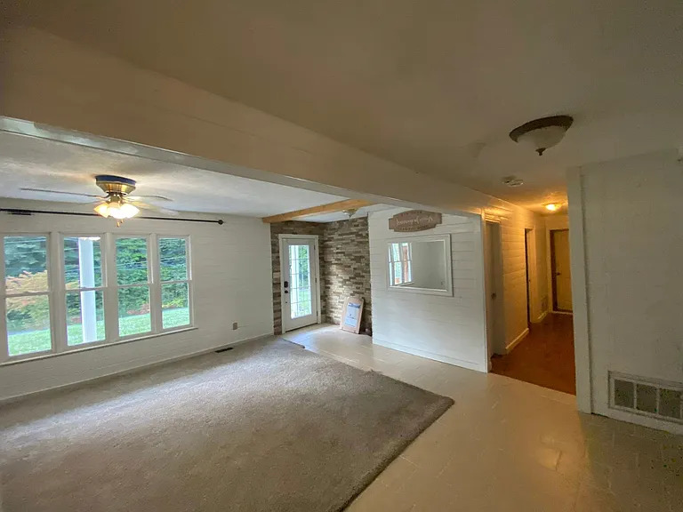3321 Beech Creek Rd — Photo 2
