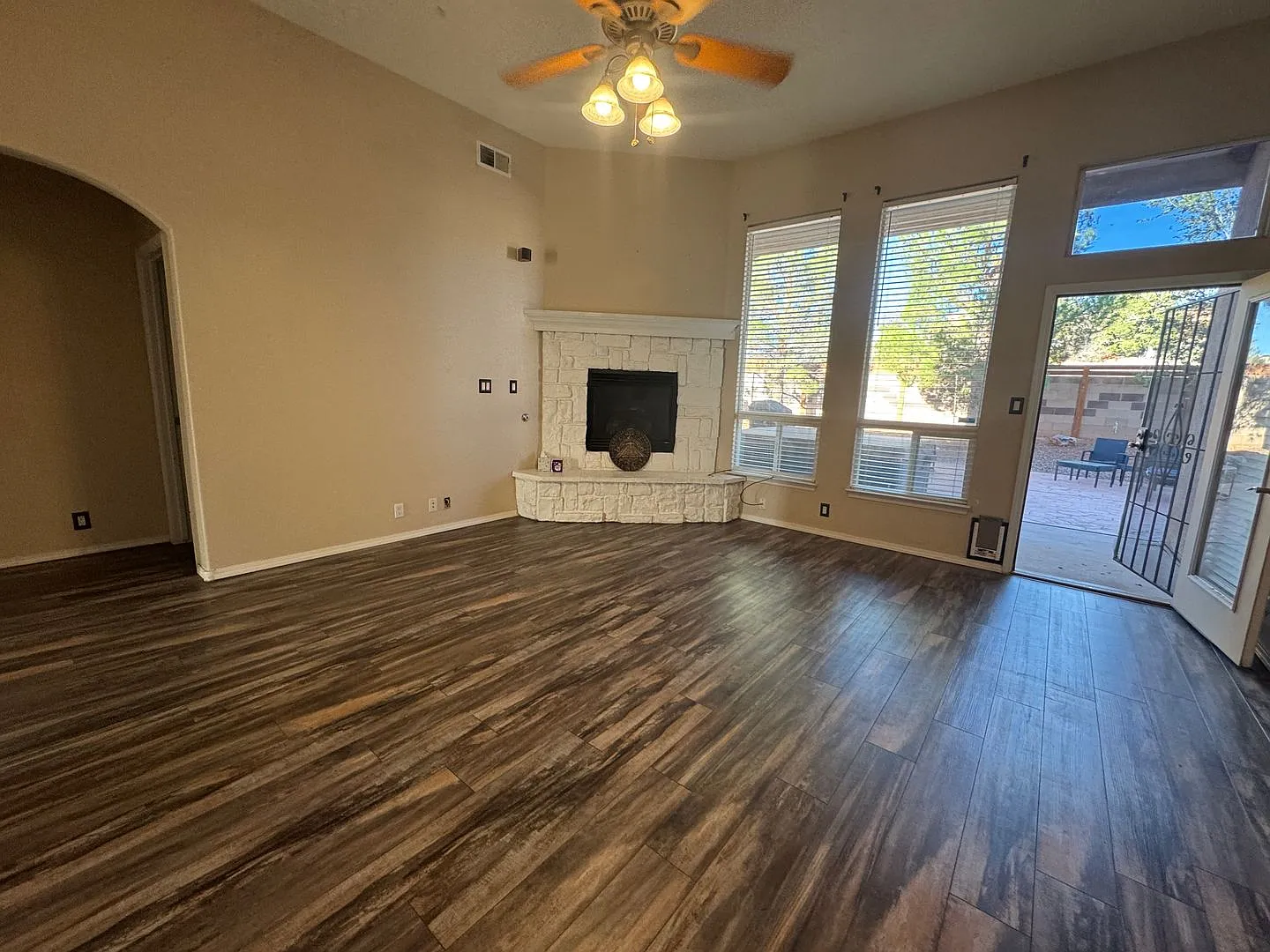 Enchanted Hills. Beautiful 5 bedroom 3 bath home in NE Rio Rancho. — Photo 3
