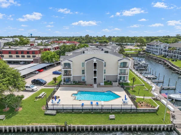 114 Yacht Club Ln #114, Seabrook, TX 77586