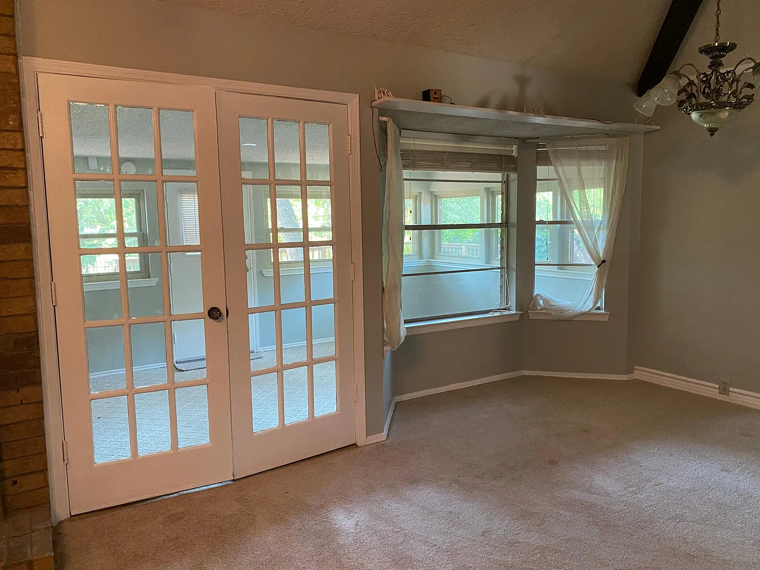 1321 Brookfield Ln — Photo 4