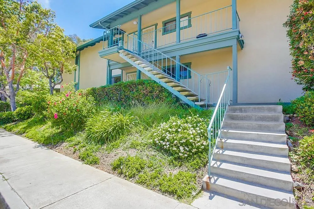 Building Photo - 4651 Pico St #111