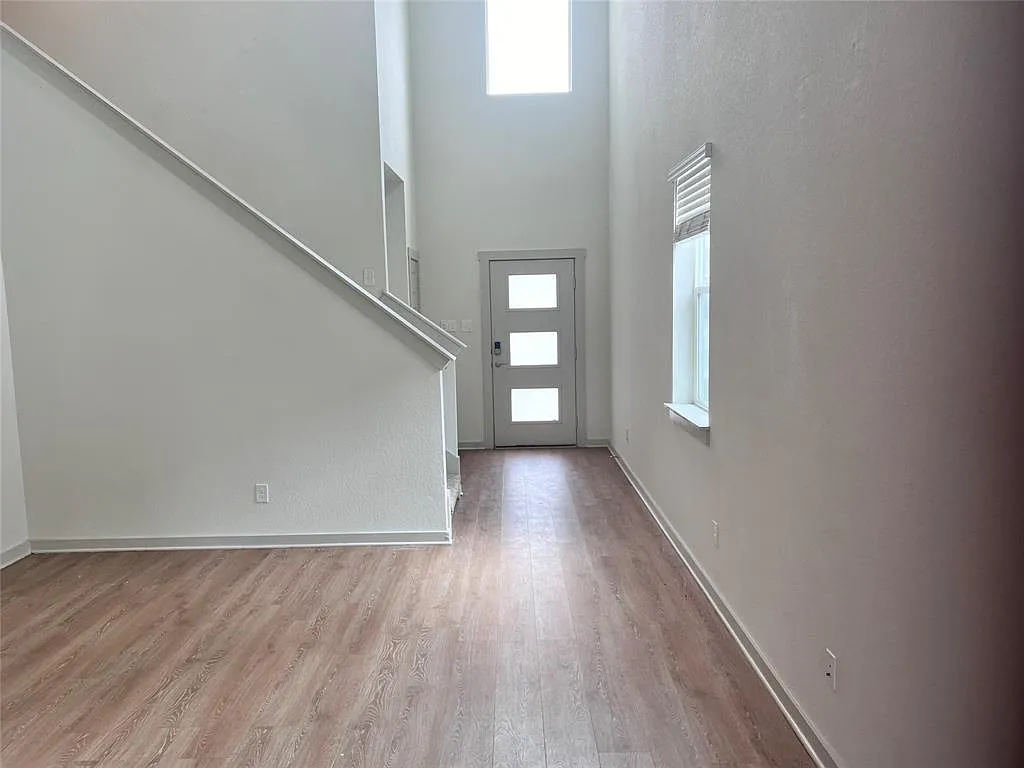 3 bed, 2.5 bath, 1813 sqft, $1,999 — Photo 2