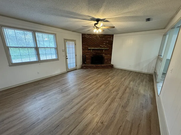 1103 Eastwood Dr — Photo 3