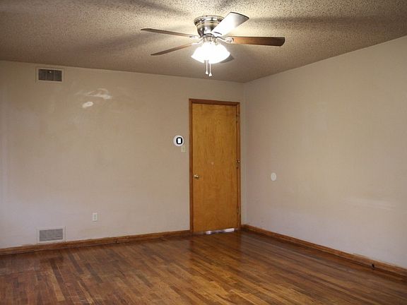 5th image of 320 W Plains Ave