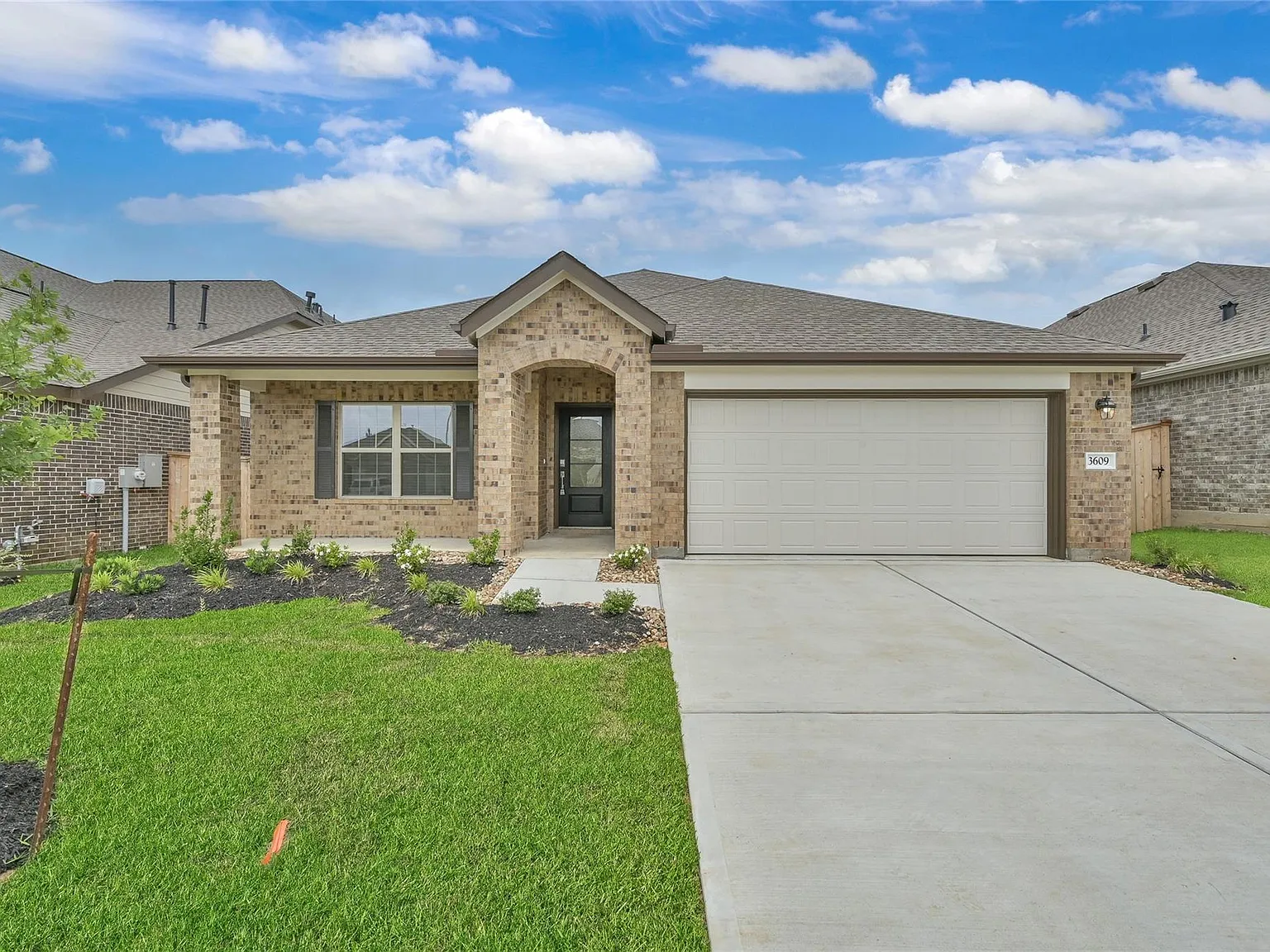 4 bed, 2.0 bath, 1932 sqft, $2,100 — Photo 1