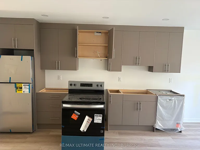 249 Silverthorn Ave #MAIN FLOOR — Photo 3