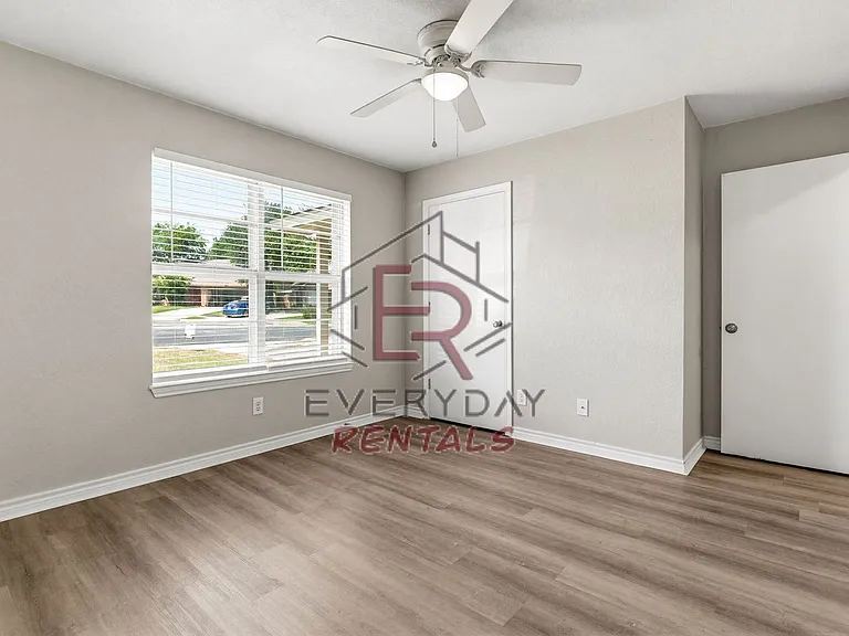 1310 Goodhue Dr — Photo 12
