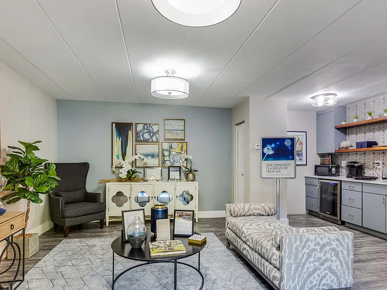Parkway Apartments — Photo 1