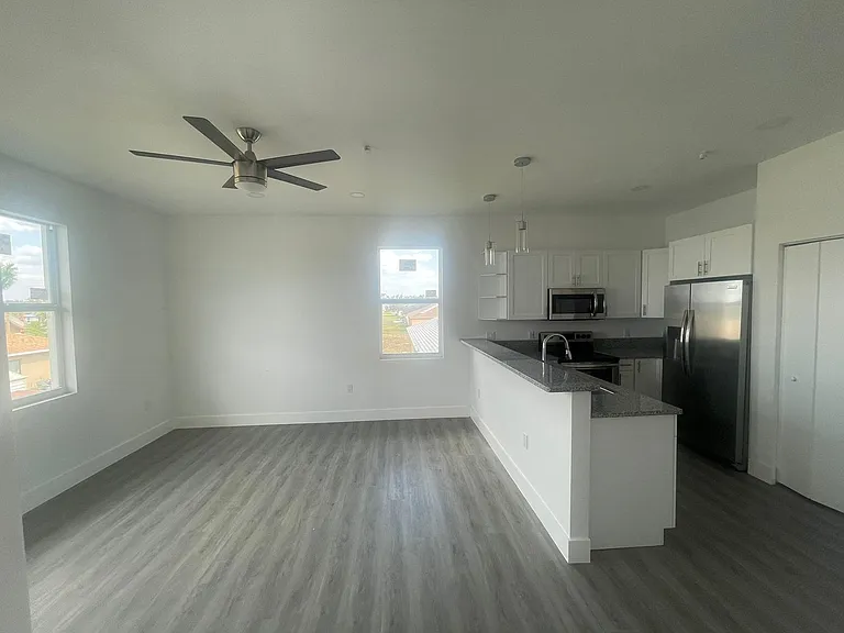 275 SW 4th St #220 — Photo 19