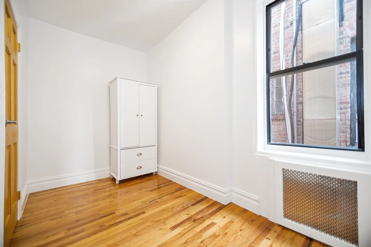 90 Bank Street — Photo 3