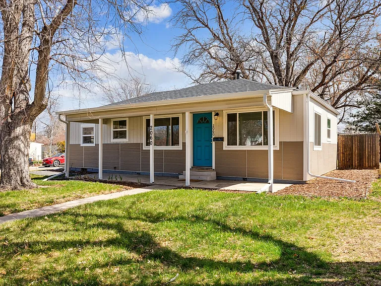 2060 S Irving St — Photo 2