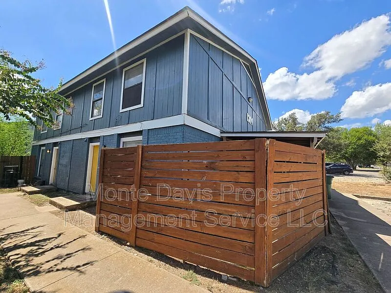 2 bed, 1.5 bath, 861 sqft, $1,250 — Photo 2