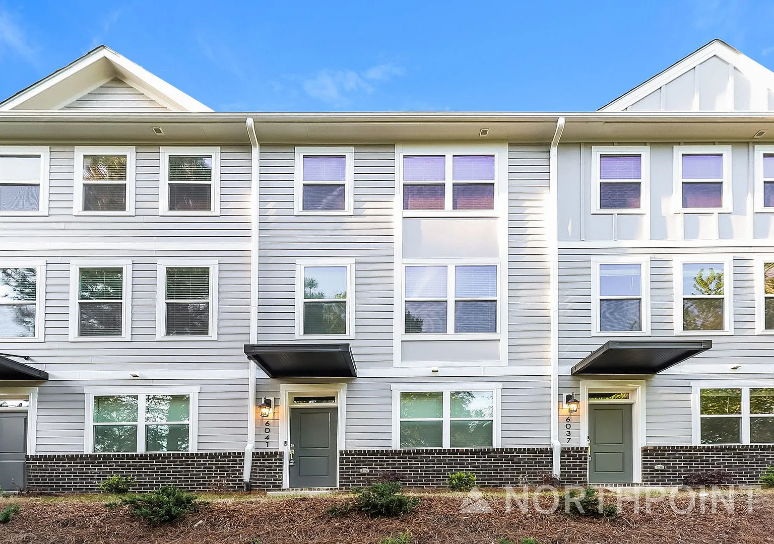 Beautiful 3BR 3.5BA Townhome w/ Full Appliance Kitchen Garage Parking in University — Photo 1