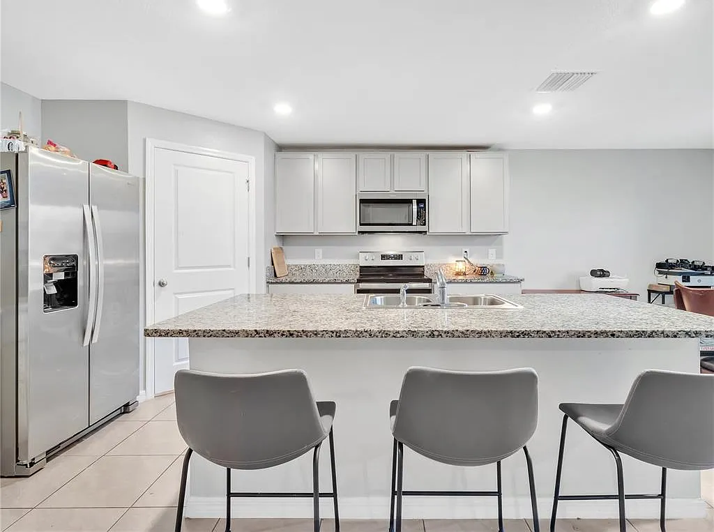 4 bed, 3.0 bath, 2435 sqft, $2,550 — Photo 2