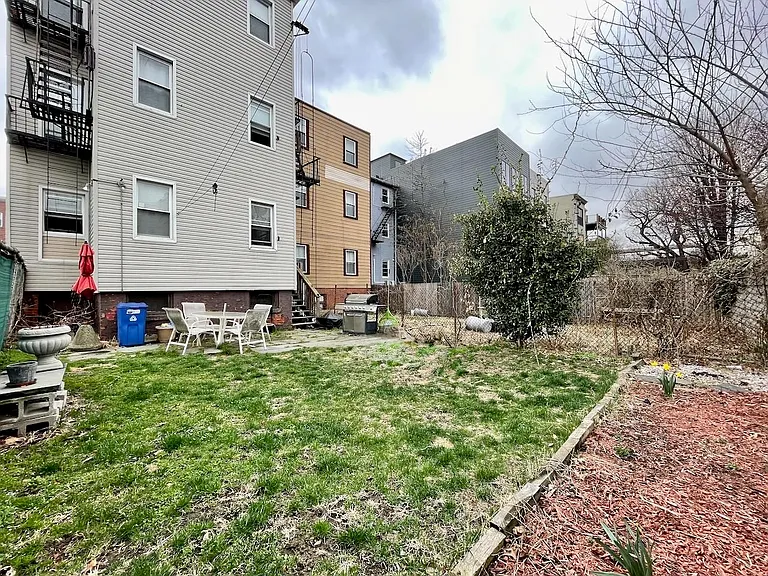330 Pavonia Ave #1L — Photo 16
