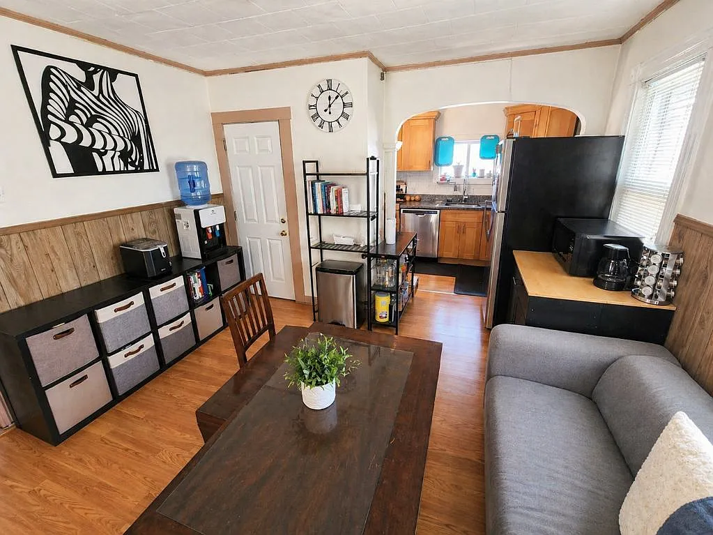 3 bed, 900 sqft, $3,600 — Photo 3
