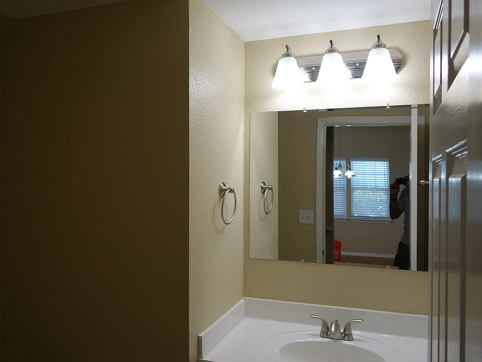 1/2 Bath/ Guest bathroom