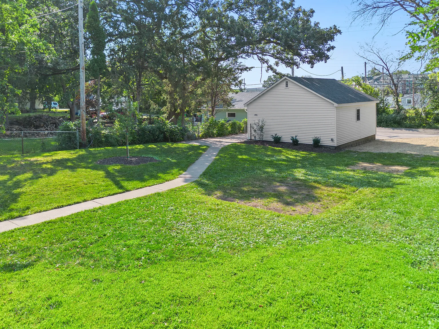 5 bed, 2150 sqft, $2,995 — Photo 3