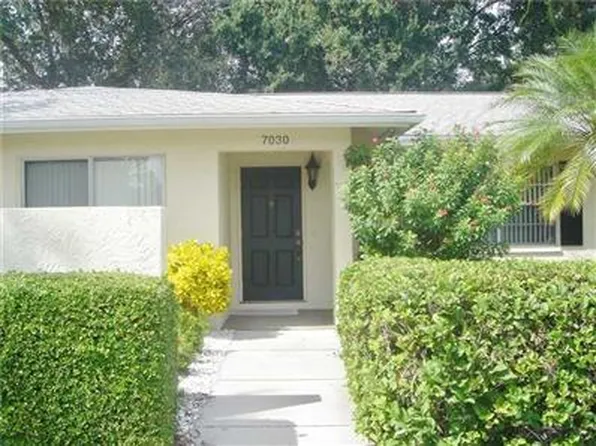 7030 W Country Club Dr N, Sarasota, FL 34243