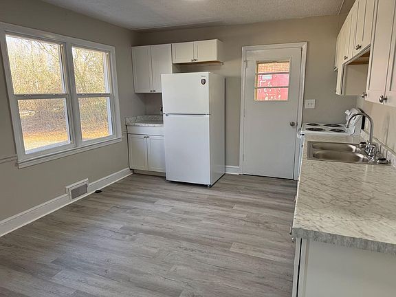 3rd image of 824 Clearview Dr
