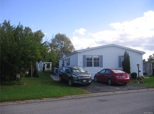 536 Applewood Dr, Lockport, NY