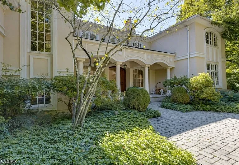 21 Stoningham Dr — Photo 2