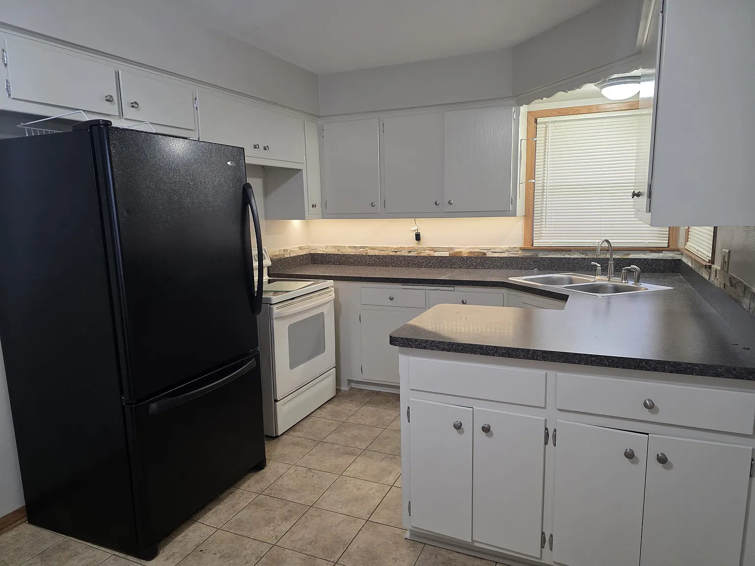 3 bed, 1.5 bath, 1176 sqft, $1,850 — Photo 4