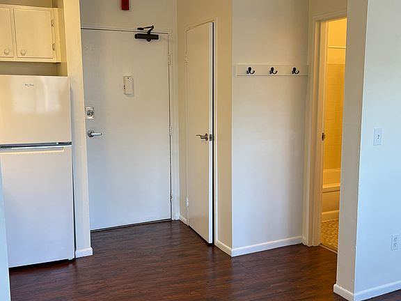3rd image of 322 Clifton Ave APT 303