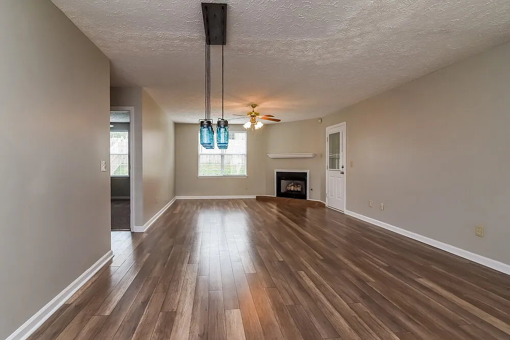 3 bed, 2.0 bath, 1253 sqft, $2,345 — Photo 3