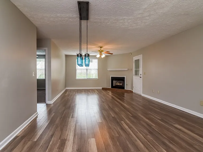 101 Edgehill Ln — Photo 3