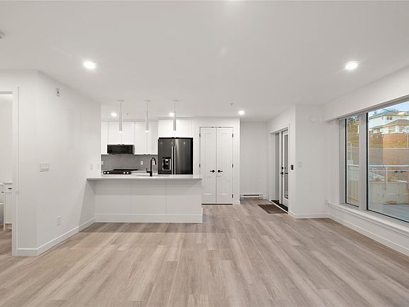 3rd image of 1102 Esquimalt Rd #Townhouse 1