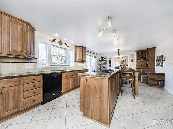 5th image of 1015 W Burnside Dr