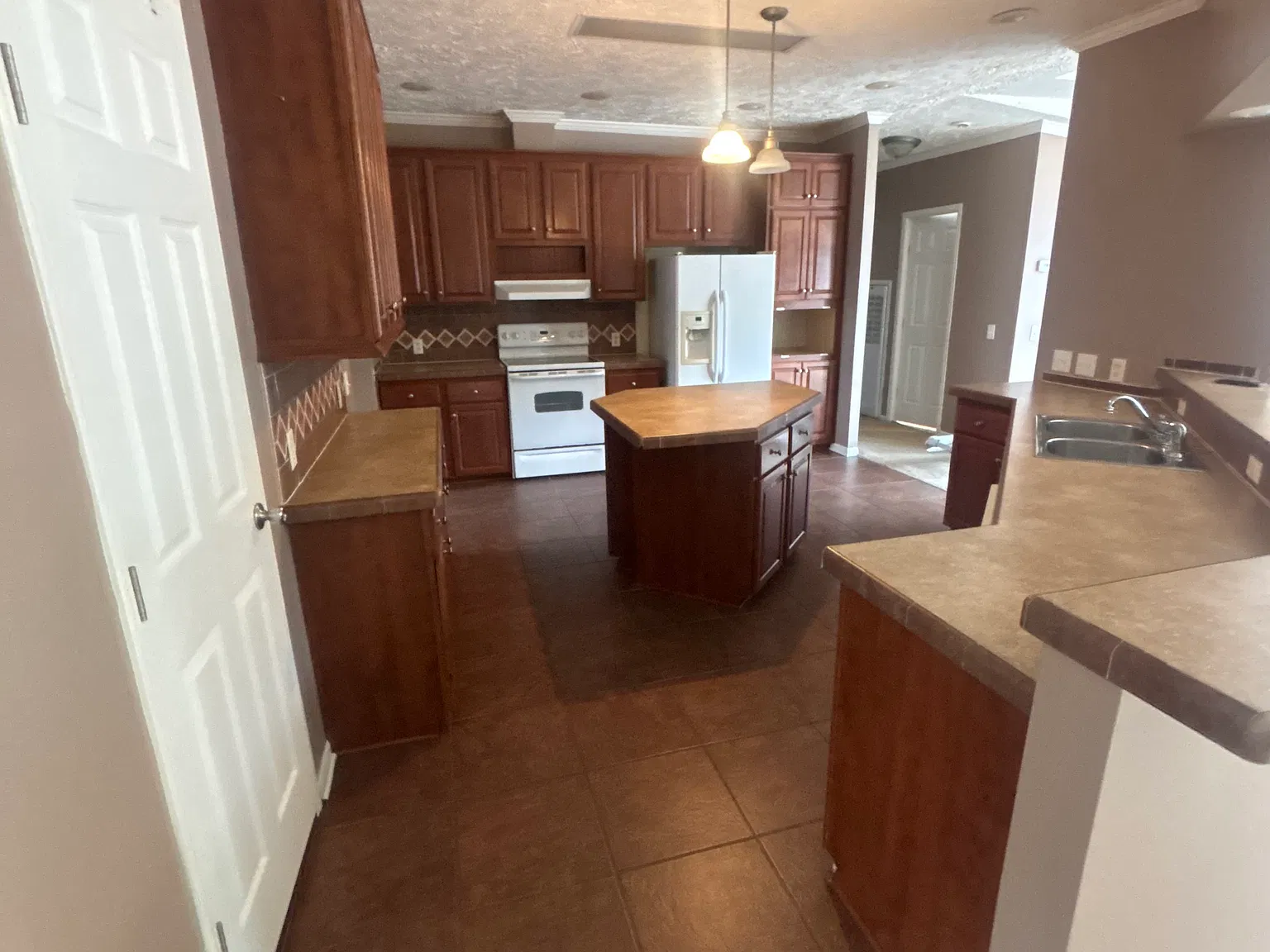 4 bed, 2400 sqft, $1,750 — Photo 2