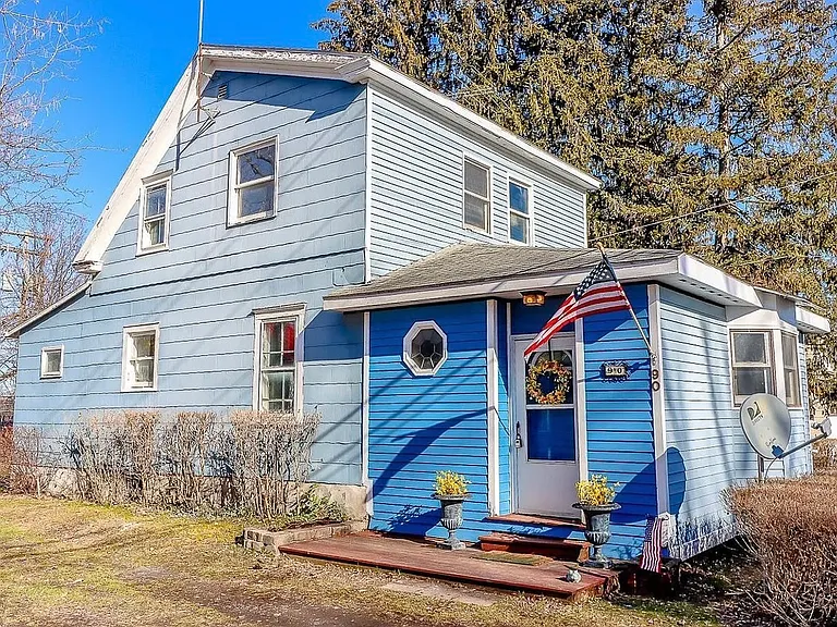 90 Maple Ave — Photo 1