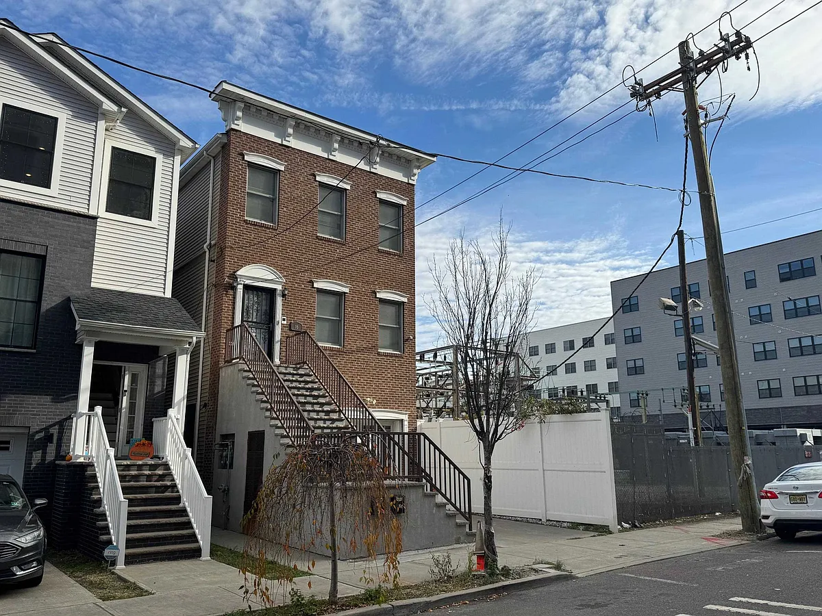 Building Photo - 16 Fisk St #1
