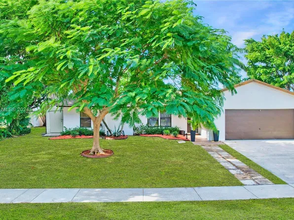 8313 Michael Dr, Boynton Beach, FL 33472