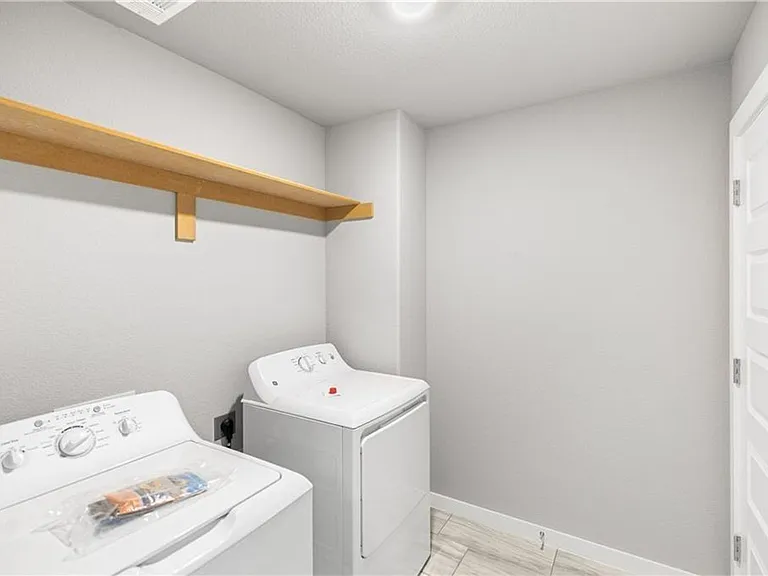 410 Peach Ave — Photo 37