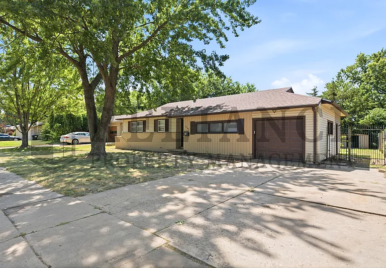 2103 W Columbine Ln — Photo 3