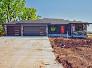 5320 NW Beaumont Ct, Topeka, KS 66618