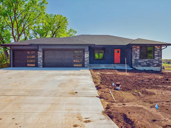5320 NW Beaumont Ct, Topeka, KS 66618