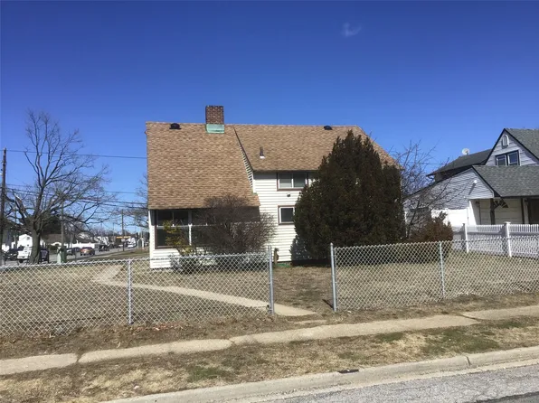 1 Straight Lane, Levittown, NY 11756