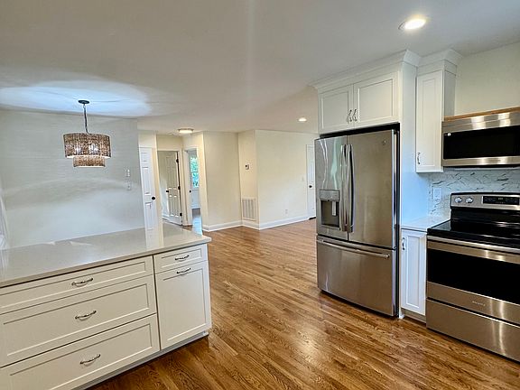 2nd image of 2721 Ravencroft Dr